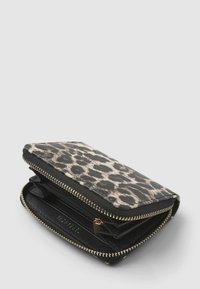 Portafoglio leopardato nero e beige con design a zip, dotato di hardware in tono oro e numerosi scomparti per schede all'interno.