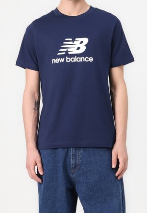 Marineblaue Baumwoll-T-Shirt mit kurzen Ärmeln, versehen mit einem weißen "NB"-Logo und dem Text "new balance" in moderner Schriftart über der Brust.