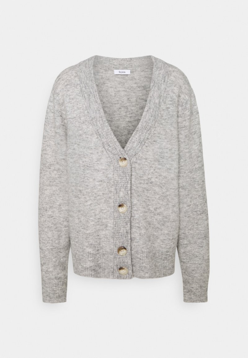 Cardigan gris clair en tissu maille doux, doté d'un col en V profond, de poignets côtelés et de cinq grands boutons crème.