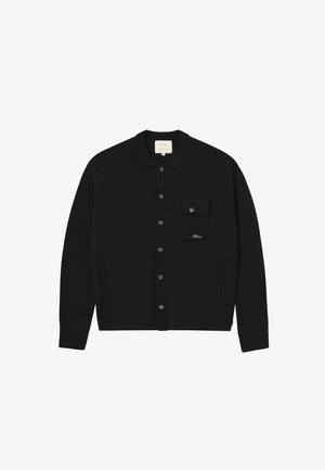 Μαύρο μακρυμάνικο cardigan με κουμπιά και γιακά, τσέπη στο στήθος με καπάκι και κουμπί, δύο μπροστινές τσέπες με σχισμές και μικρή κεντημένη επιγραφή στην τσέπη.