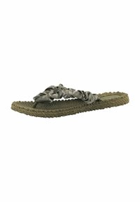 Sandalia de flip-flop verde oliva con suela de paja trenzada y diseño de tira metálica con volantes. Superficie texturizada con forma plana.