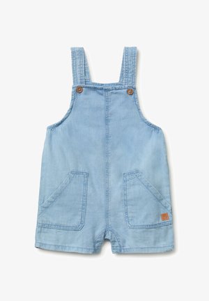 Peto corto de mezclilla azul claro para niño pequeño con bolsillos delanteros y cierres de botón marrón en las tiras.