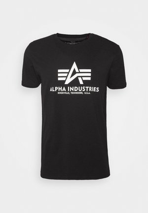 Sort bomulds T-shirt med et hvidt logo med et "A" og tre striber, teksten lyder "ALPHA INDUSTRIES, KNOXVILLE, TENNESSEE, U.S.A."
