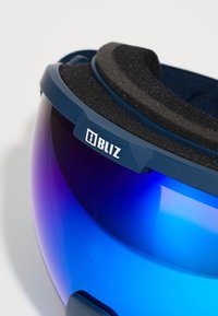 Óculos de esqui com lente em gradiente azul e roxo, enchimento de espuma preta e uma estrutura azul escura com um logo branco "BLIZ".