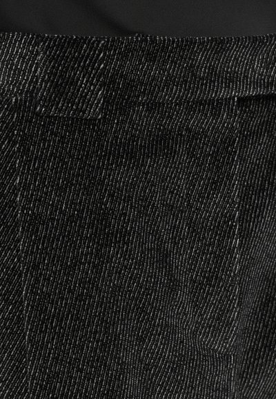 Tissu noir rayé représentant un motif texturé avec de subtiles lignes horizontales. Présente une taille lisse et une coupe ajustée.