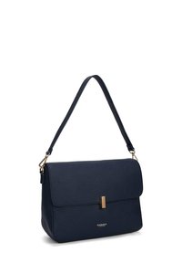 Borsa in pelle blu navy con chiusura a pattina, accessori in metallo dorato e una singola tracolla. Finitura texture, forma strutturata.