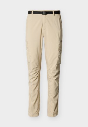 Beige Cargo-Hosen aus leichtem Stoff mit schlanker Passform, ausgestattet mit zwei Seitentaschen, Gürtelschlaufen und einem schwarzen verstellbaren Gürtel.