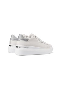 Sneakers bianchi in pelle con accento argento sul tallone, suola bianca spessa e dettagli perforati. Anche i lacci e il logo sono visibili.