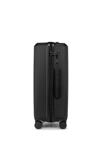 Černý tvrzený kufr s drážkovaným texturou, integrovaným kombinovaným zámkem, postranní rukojetí a čtyřmi hladce se otáčejícími kolečky pro snadnou manipulaci.