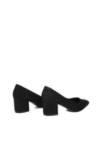 Scarpe nere in suede con tacco a blocco e punta affusolata, caratterizzate da un design con lati aperti, finitura opaca e un tacco robusto.
