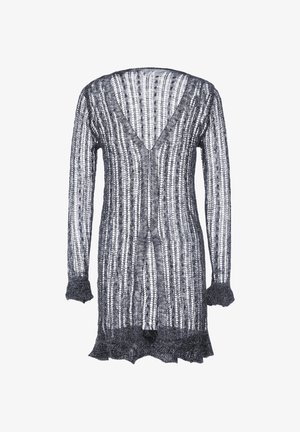 Długi kardigan z otwartym przodem w czarnej koronce, z pionowymi paskami, dekoltem w kształcie litery V i falbaniastymi brzegami. Posiada długie rękawy i lekką teksturę.