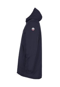 Marineblauwe hoodie van lichtgewicht stof, met een zijzak en geborduurd logo op de linker mouw. Glad textuur en casual ontwerp.