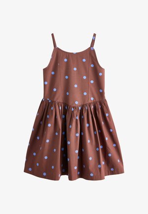 Braunes ärmelloses Kleid mit dünnen Trägern und verstreuten blauen Polka-Punkten, mit geraffter Taille und ausgestelltem Rock.