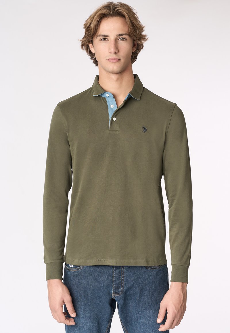 Polo a maniche lunghe verde oliva con colletto azzurro a contrasto, dotato di un piccolo logo sul petto e una vestibilità classica.