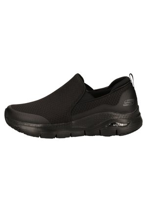 Zapatos negros tipo slip-on con parte superior de malla, tejido texturizado y suela de goma. Presenta un logo y un cuello acolchado para mayor comodidad. Diseño ligero.
