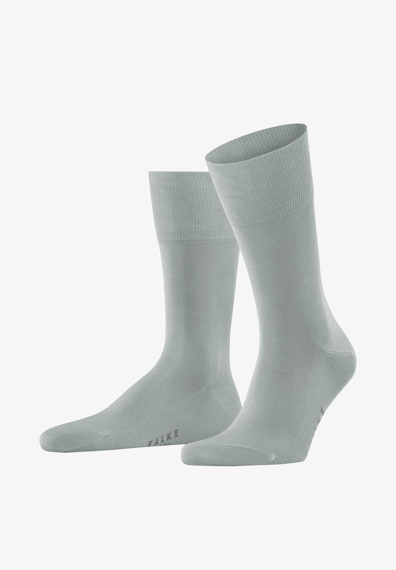 Calzini grigi chiari con polsino a coste, realizzati in un materiale liscio e elastico, con punta e tallone rinforzati e logo del brand.
