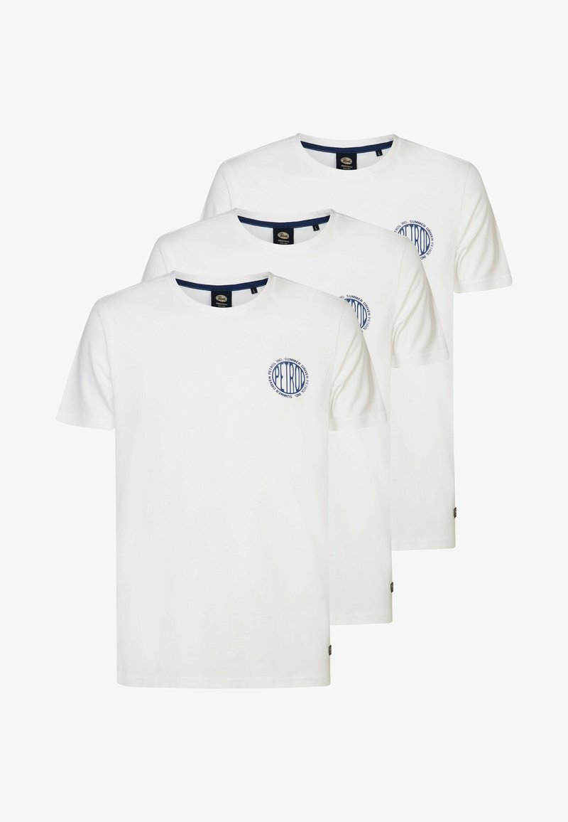 Tři bílé bavlněné trička s kulatým výstřihem, krátkými rukávy a kulatým modrým logem na levé hrudi. Každé tričko má rovný lem.