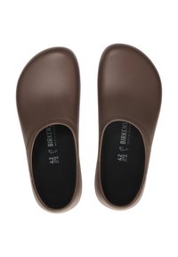 Brune slip-on sko med en jevn, matt finish. Rund t�ådesign med polstret interiør og subtile teksturerte detaljer. Størrelse 42.