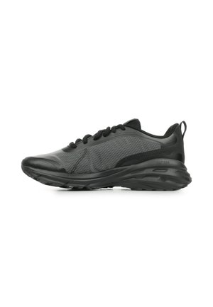 Sneaker atletico nero con tomaia in mesh testurizzato, design con lacci, suola ammortizzata con marchio "SOFTRIDE" e linguetta sul tallone.