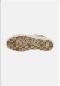 Suela de zapatilla con un patrón de espiga texturizado, fabricada en un material de goma beige. Sellada con "P448" para identificación de marca.
