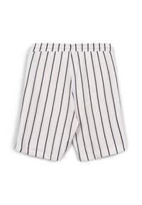 Shorts en maille blanche avec des rayures noires verticales et une taille élastique, posés à plat sur un fond blanc.