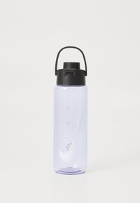 Bouteille d'eau en plastique transparent violet avec un couvercle et une poignée noirs, arborant un logo Nike blanc et des repères de mesure sur le côté.