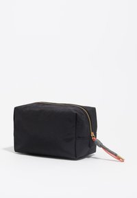 Bolsa de nailon negra con cierre de cremallera y forma rectangular, cremallera dorada y una correa texturizada con detalles en gris, naranja y metálico.