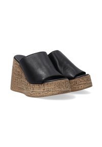 Černé kožené klínové sandály s otevřenou špičkou, které mají texturovanou korkovou platformu a hladký kožený svršek pro elegantní design.