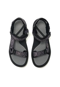 Sandalias negras y grises con una suela de goma texturizada, correas ajustables con múltiples patrones y una plantilla con un diseño hexagonal para mayor agarre.