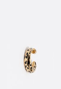 Pendiente de aro con estampado de leopardo en metal en tono dorado, con un acabado suave y brillante, bordes redondeados y detalles sutiles.