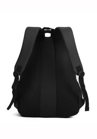 Sac à dos noir avec des bretelles en mesh rembourrées, fabriqué à partir de tissu durable, avec une conception structurée et des poches latérales pour le rangement.