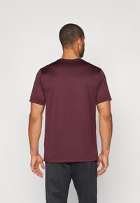 Nike Performance TEE RESET - Camiseta deportiva - burgundy crush/matte silver