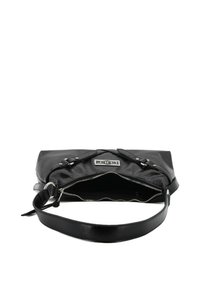 Borsa nera in pelle con chiusura a zip, manico corto e dettagli decorativi in metallo argentato sul davanti e ai lati. Viene mostrata una vista interna.