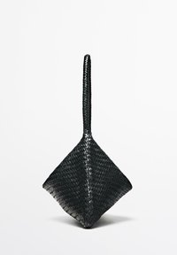 Sac bracelet en cuir tressé noir en forme de losange avec une longue poignée en boucle, posé verticalement sur un fond blanc.