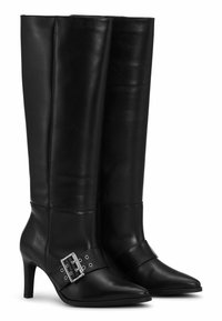 Juoda odinė ilgaaulė batai iki kelių su smailiu pirštu ir aukštu kulnu. Turintys metalinę sagtį ir lygią tekstūrą.