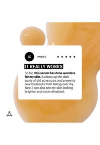 Avis client cinq étoiles mettant en avant un sérum qui élimine les cicatrices d'acné foncées, prévient les poussées et illumine la peau, avec des gouttes de sérum en arrière-plan.