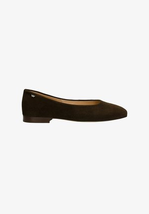 Ballerines en suede marron avec un bout arrondi, un petit talon et un accent de logo discret sur le côté extérieur. Doublure intérieure lisse.