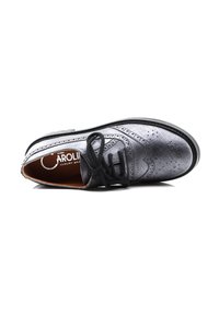 Zapato oxford de cuero gris con detalles de brogue, puntera redonda, diseño de cordones y un interior marrón en contraste. Textura suave, suela de goma.