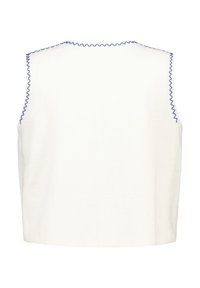 Witte mouwloze top met blauwe zigzagstiksel langs de halslijn en de armsgaten, gemaakt van een lichtgewicht, gestructureerde stof.