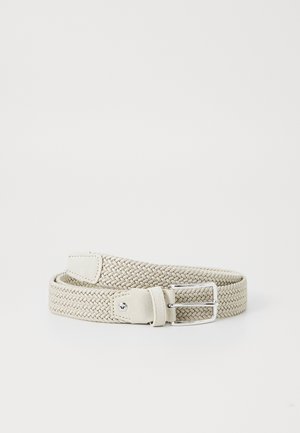 Vævet elastisk bælte i lyse beige med en sølvmetal spænde og en læderrem holder; har et fleksibelt, struktureret design.
