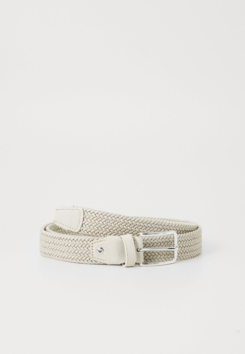 Geweven elastische riem in lichtbeige met een zilveren metalen gesp en een leren houder; heeft een flexibele, gestructureerde ontwerp.