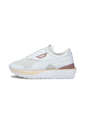 Biało-beżowy sneaker Puma z cholewką z siateczki i skóry, sznurowany, z logo marki po bokach i na pięcie.