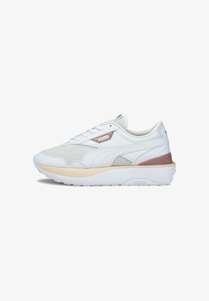 Biało-beżowy sneaker Puma z cholewką z siateczki i skóry, sznurowany, z logo marki po bokach i na pięcie.