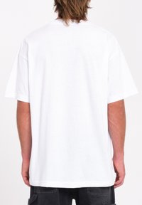 Hvid bomulds T-shirt med afslappet pasform, korte ærmer og rund halsudskæring. Glat tekstur, ingen synlige designs eller grafik på ryggen.