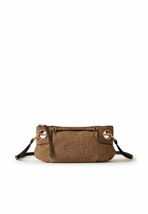 Borsa clutch in pelle marrone strutturata con ferrature circolari dorate e tracolla nera removibile su sfondo bianco.