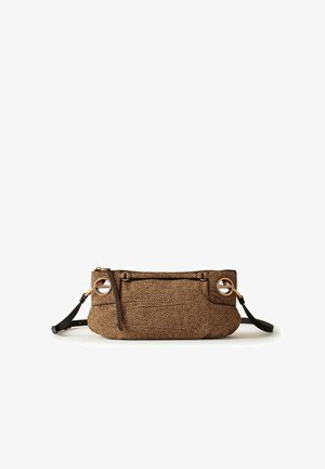 Borsa clutch in pelle marrone strutturata con ferrature circolari dorate e tracolla nera removibile su sfondo bianco.