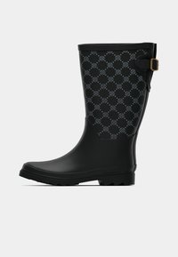 Botte en caoutchouc noire imperméable avec motif en relief, bout rond, semelle texturée et détail de boucle dorée sur le côté.