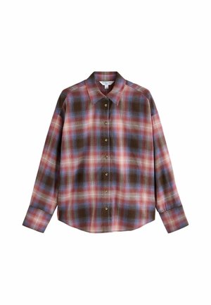 Chemise à manches longues avec boutons, motif à carreaux marron, rouge, bleu et blanc et col pointu sur fond blanc.