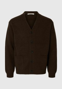 Brauner Strickcardigan mit V-Ausschnitt, sechs schwarzen Knöpfen und zwei Fronttaschen. Rippbündchen und Saum für zusätzliche Textur.