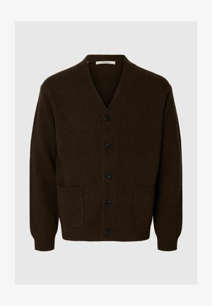 Cardigan en tricot marron avec un col en V, six boutons noirs et deux poches avant. Poignets et ourlet côtelés pour une texture supplémentaire.